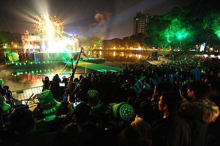 Sân khấu nổi của lễ đếm ngược đón năm mới trên mặt hồ Thiền Quang (Hà Nội)